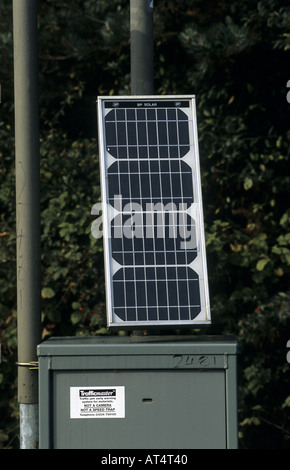 Mise sous tension du panneau solaire BP Données embouteillage système d'alerte précoce, A46 road, Warwickshire, England, UK Banque D'Images