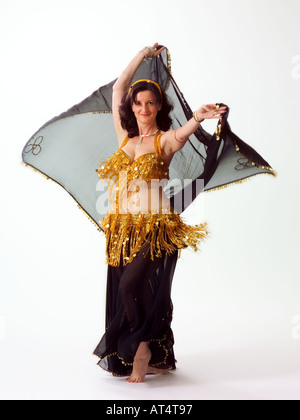 Danseuse du Ventre d'effectuer en studio, portrait Banque D'Images