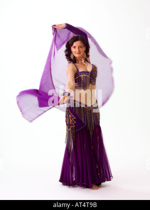 Danseuse du Ventre d'effectuer en studio, portrait Banque D'Images