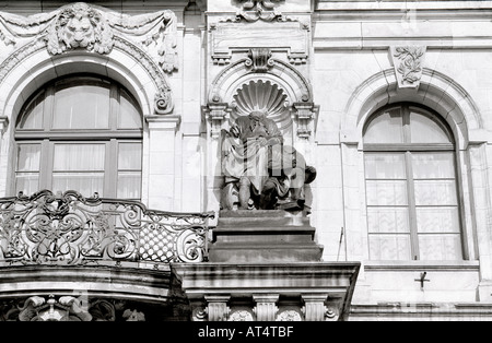 La photographie de voyage - deux figures décapitées dans Guerre Froide Berlin Est en Allemagne de l'Est en Europe. Histoire de l'architecture Bâtiment Banque D'Images