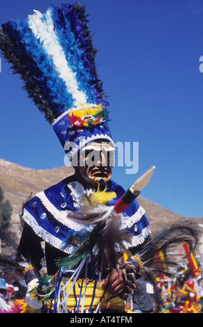 Danseurs guerriers Tobas portant une coiffe en plumes bleues, noires et blanches, festival CH'utillos, Potosi, Bolivie Banque D'Images