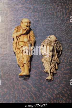 Beaux-arts, Japon, Netsuke (stop), ivoire, à gauche : fisher avec octopus, hauteur 12 cm, à droite : et mat (mendiant), hauteur 9,8 cm, collection privée, l'artiste n'a pas d'auteur pour être effacé Banque D'Images