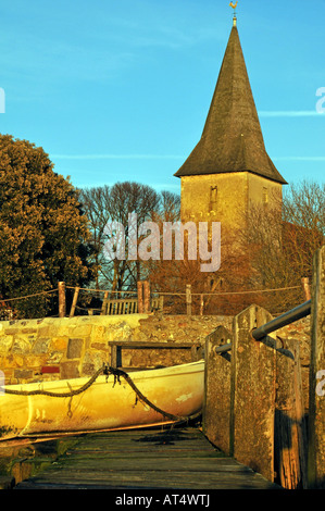 Jetty et miteux près de Bosham Sainte Trinité église construite en l'an 1000 Banque D'Images