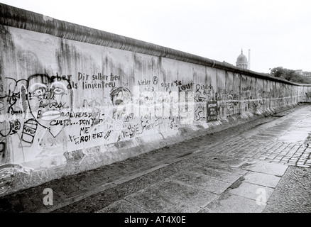 L'histoire de l'Europe. L'historique mur de Berlin dans l'ouest de Berlin en Allemagne en Europe durant la guerre froide. Banque D'Images