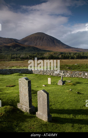 Le cimetière en Chriosd Cill une ruine église près de Broadford sur l'île de Skye en Ecosse en été avec des cuillin rouges derrière Banque D'Images