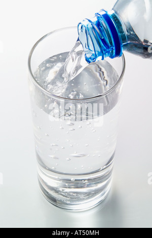 L'eau minérale dans une bouteille de verre Banque D'Images