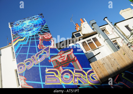 Street Graffiti sur un bâtiment contre le ciel bleu, couleurs urbaines Banque D'Images