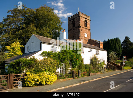 L'église St Pierre & White Cottage, peu Budworth, Cheshire, England, UK Banque D'Images
