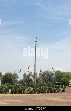 Voladores de Teotihuacan pyramids entrée privée Banque D'Images