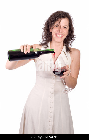 Belle femme souriante de verser le vin dans le verre de dégustation Banque D'Images