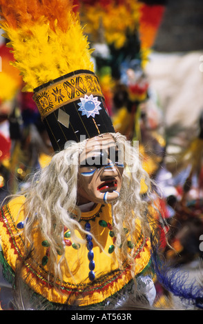 Danseuse guerrière tobas masquée vêtue d'un costume jaune et d'une coiffe en plumes, festival CH'utillos, Potosi, Bolivie Banque D'Images