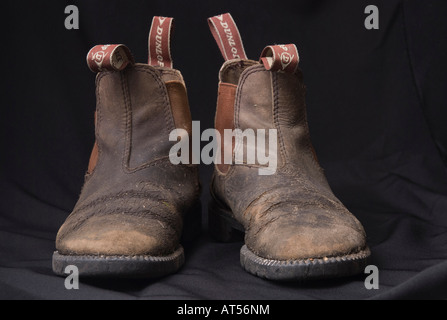 Vieille paire bien usée de bottes de travail de jardinage élastiques latérales Banque D'Images