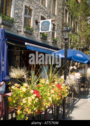 De jolies fleurs et de tables extérieur d'un café sur le Boulevard Champlain dans la partie basse de la ville de Québec, Canada Banque D'Images