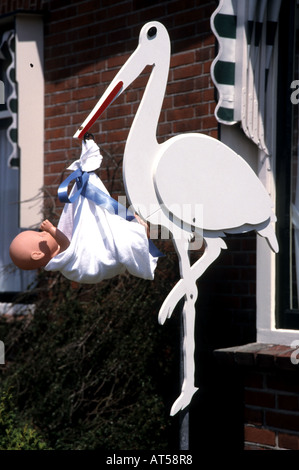 Panneau en bois d'un enfant nouveau-né avec une cigogne naissance culturelle culture Banque D'Images