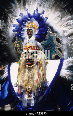 Portrait d'un danseur guerrier tobas portant une coiffe de plumes bleues et blanches, festival CH'utillos, Potosi, Bolivie Banque D'Images