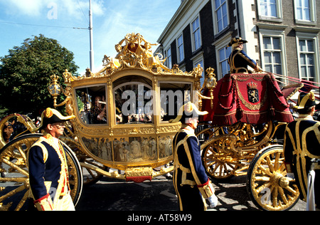 La Reine Prinsjesdag offre son discours du Trône du Sénat et de la Chambre des représentants l'Entraîneur Golden Procession Banque D'Images