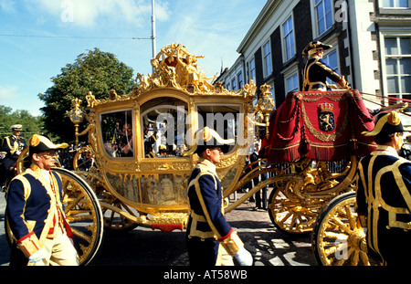 La Reine Prinsjesdag offre son discours du Trône du Sénat et de la Chambre des représentants l'Entraîneur Golden Procession Banque D'Images