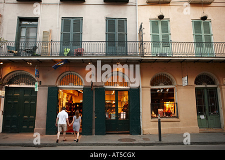 Un homme et une femme se tenant la main marchent ensemble dans une boutique de cadeaux dans le quartier français de la ville de la Nouvelle-Orléans. Louisiane, États-Unis. Banque D'Images