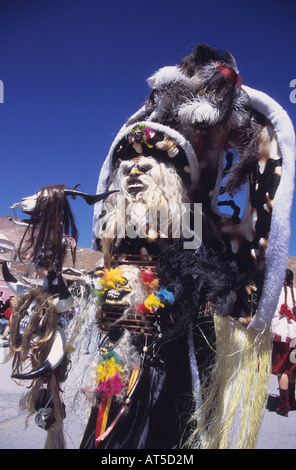 Portrait d'un chaman tobas / danseur sorcier portant une coiffe de plumes, festival CH'utillos, Potosi, Bolivie Banque D'Images