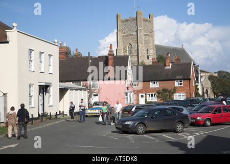 Place du marché et de l'église paroissiale du village de St Barthélemy, Orford, Suffolk, Angleterre Banque D'Images