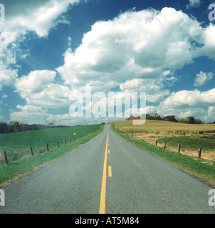 Les nuages blancs moelleux et routes de campagne, à travers les terres agricoles dans l'État de New York USA Banque D'Images