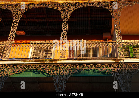 Vue rapprochée sur les balcons ornés de clôtures en fer forgé illuminées par le soleil couchant. Quartier français, Nouvelle-Orléans, Louisiane, États-Unis. Banque D'Images