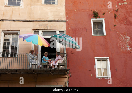 Women chatting sur balcon. Quartier français de La Nouvelle-Orléans, Louisiane, Etats-Unis. Banque D'Images