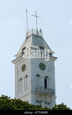 La tour de l'horloge de la Maison des Merveilles (Beit el Ajaib) à Zanzibar Town Banque D'Images