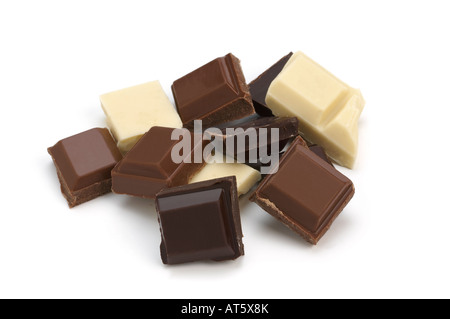 Pile de lait blanc et chocolat noir pièces Banque D'Images