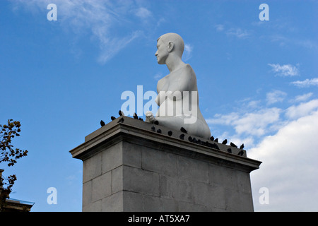 La statue de mobilité artiste Alison hdb sur la plinthe à Trafalgar Square London Banque D'Images