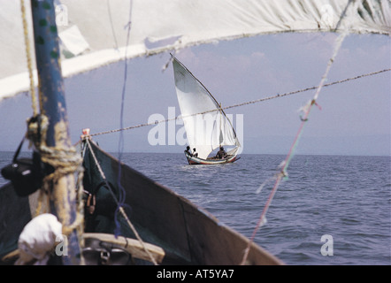 Un canot à la tradition luo vu sous les voûtes d'un autre voile Canoe Lake Victoria Kenya Afrique de l'Est Banque D'Images