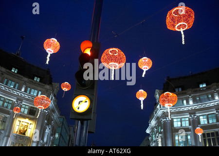 Lanternes contemporaines célébrant le Nouvel An chinois dangle sur Oxford Circus que la lumière disparaît au fil des rues du quartier du West End de Londres Banque D'Images