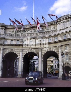 L'Admiralty Arch avec London Cab entrant dans le Mall Central London England UK Banque D'Images