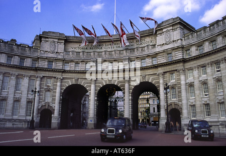 L'Admiralty Arch avec London Cab entrant dans le Mall Central London England UK Banque D'Images