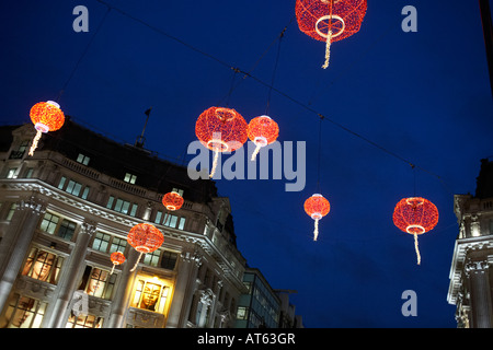 Lanternes contemporaines célébrant le Nouvel An chinois dangle sur Oxford Circus que la lumière disparaît au fil des rues du quartier du West End de Londres Banque D'Images