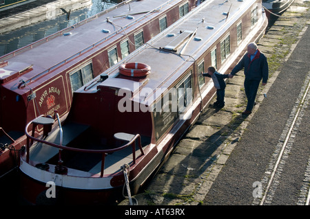 Les chalands amarrés en dehors de la saison sur le bassin du canal de Llangollen Trevor par le pont-canal de Pontcysyllte au nord du Pays de Galles le 11 février 2008 Banque D'Images
