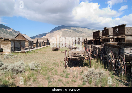 Les wagons en bois et des cabanes sont des fonctionnalités à l'Old Trail Town près de Cody, WY. Banque D'Images