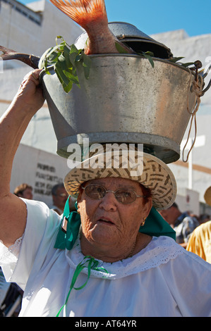 Femme portant sur la tête du poisson de Fiesta del Pino in Firgas sur Gran Canaria dans les îles Canaries. Banque D'Images