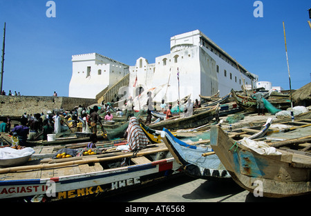 Bateaux de pêche et de Cape Coast Castle, Cape Coast, Ghana Banque D'Images