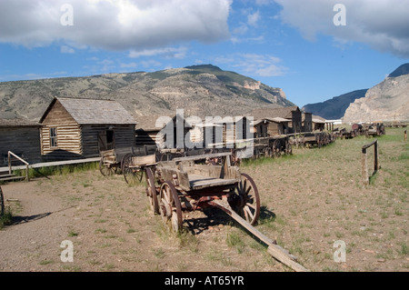 Les wagons en bois et des cabanes sont des fonctionnalités à l'Old Trail Town près de Cody, WY. Banque D'Images