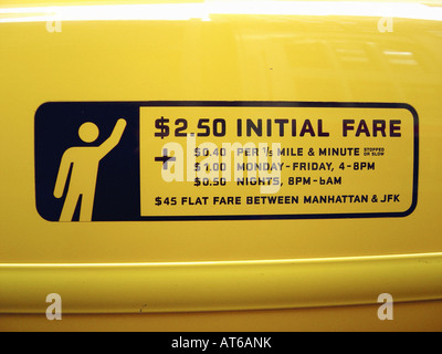 Prix 2008 sur le côté d'un taxi jaune à New York États-Unis Banque D'Images