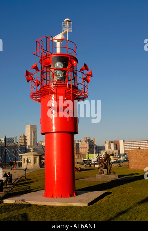 Balise lumineuse avec cornes situé sur Albert Dock à côté de la Mersey, Liverpool. Banque D'Images