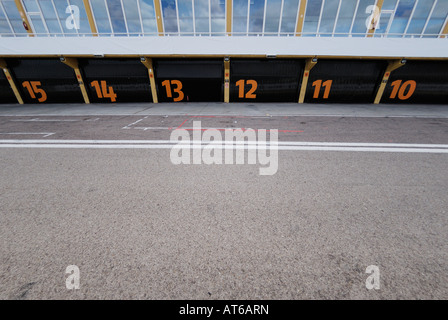 Portes de garage fermé dans la voie des stands du circuit Ricardo Tormo Banque D'Images