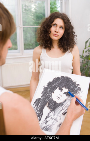 Femme debout pour portrait Banque D'Images