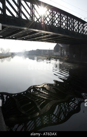 Pont ferroviaire sur canal Banque D'Images