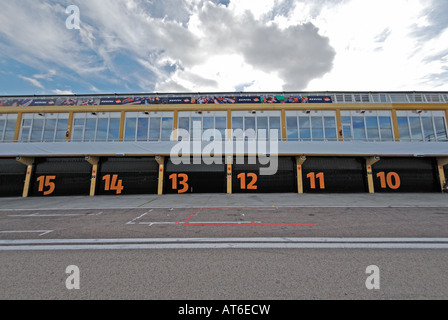 Portes de garage fermé dans la voie des stands du circuit Ricardo Tormo Banque D'Images