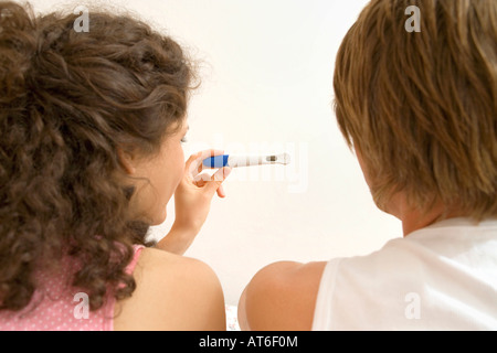 Couple avec test de grossesse, close-up Banque D'Images