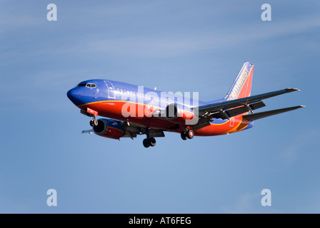 Un Boeing 737 de Southwest Airlines atterrit à l'Aéroport International de Seattle-Tacoma. Banque D'Images