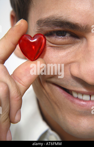 Man holding red heart, close-up Banque D'Images