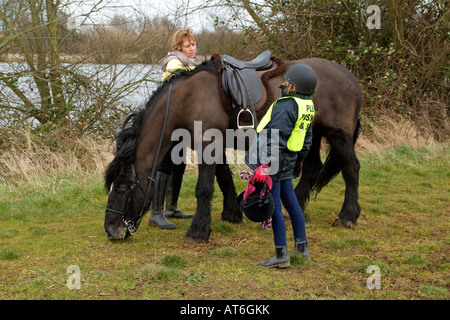 Pony Rider et formateur dans la campagne anglaise Banque D'Images
